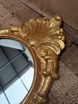 Elegante espejo tallado en madera y dorado en oro