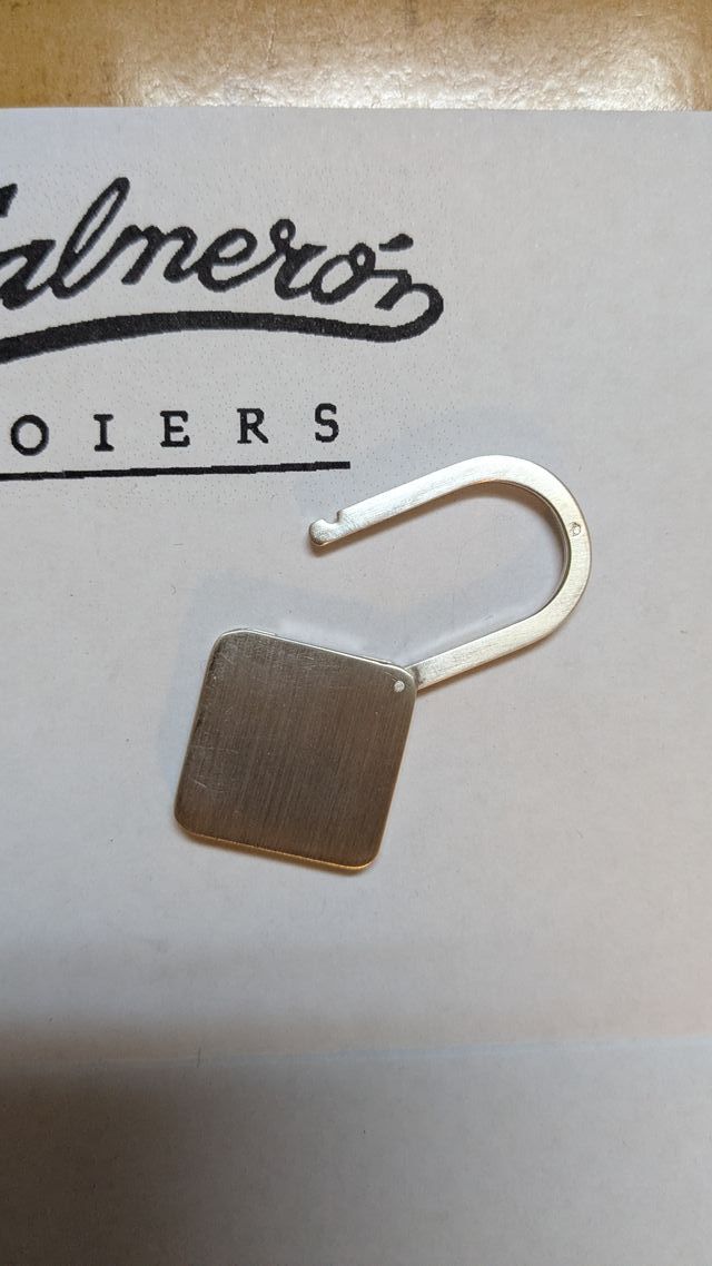 Llavero de plata en forma de candado