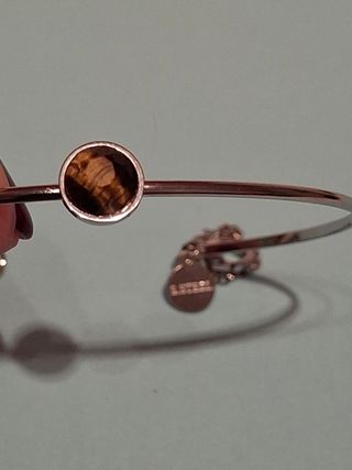 Pulsera rígida de acero y piedrita