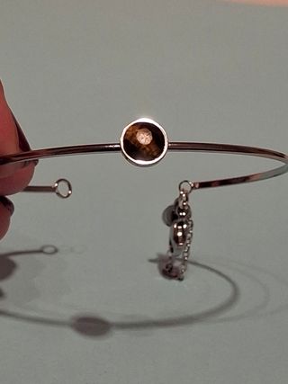Pulsera rígida de acero y piedrita