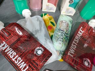 Surtido de biberones, vasos y platos