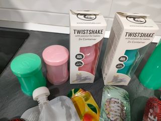 Surtido de biberones, vasos y platos