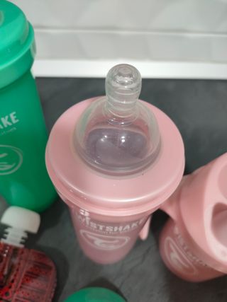 Surtido de biberones, vasos y platos