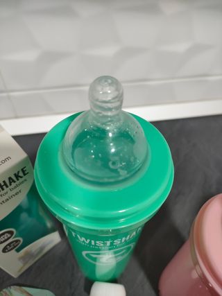 Surtido de biberones, vasos y platos