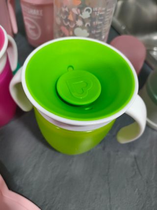 Surtido de biberones, vasos y platos