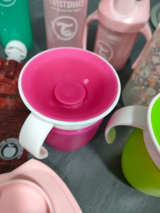 Surtido de biberones, vasos y platos