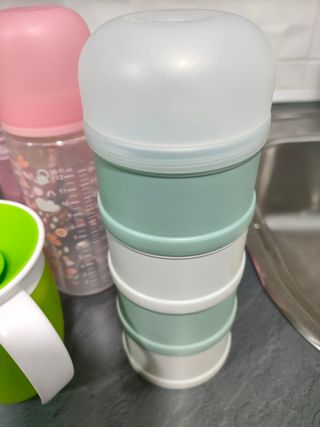 Surtido de biberones, vasos y platos