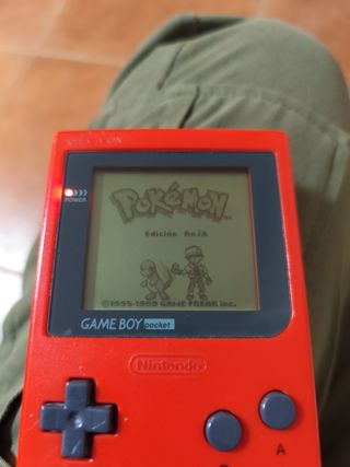 Game Boy Pocket con cargador