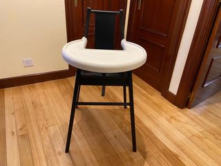Trona de Ikea con bandeja y cojín