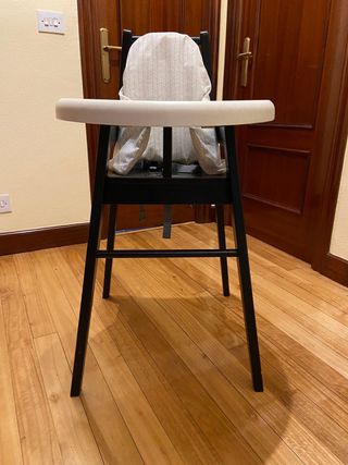 Trona de Ikea con bandeja y cojín