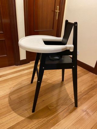 Trona de Ikea con bandeja y cojín