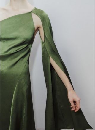 Vestido largo verde asimétrico