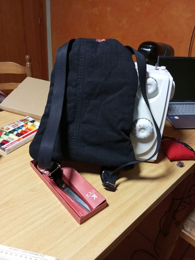 Mochila de tela vaquera hecha a mano.