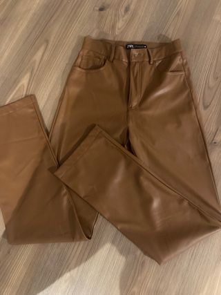 Pantalón marrón ZARA imitación piel 