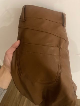 Pantalón marrón ZARA imitación piel 