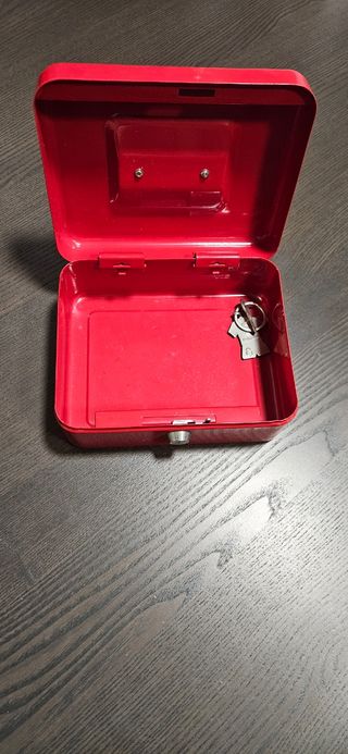 Caja roja metal con llave