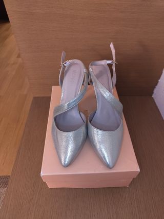 Zapatos de salón dorados marca menbur