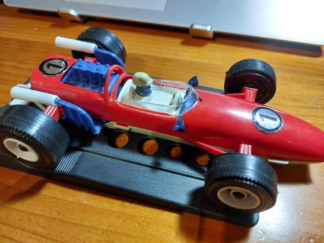 BRABHAM HEDI, CON PISTA DE LANZAMIENTO.