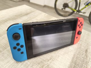 Nintendo Switch + Podémon Púrpura + The witcher