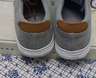 Zapatos sport talla 45 gris y mostaza marca NYC