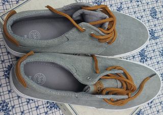 Zapatos sport talla 45 gris y mostaza marca NYC