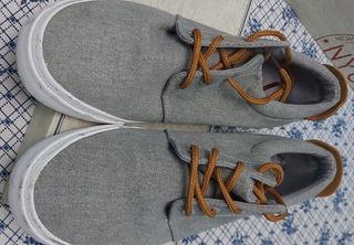 Zapatos sport talla 45 gris y mostaza marca NYC