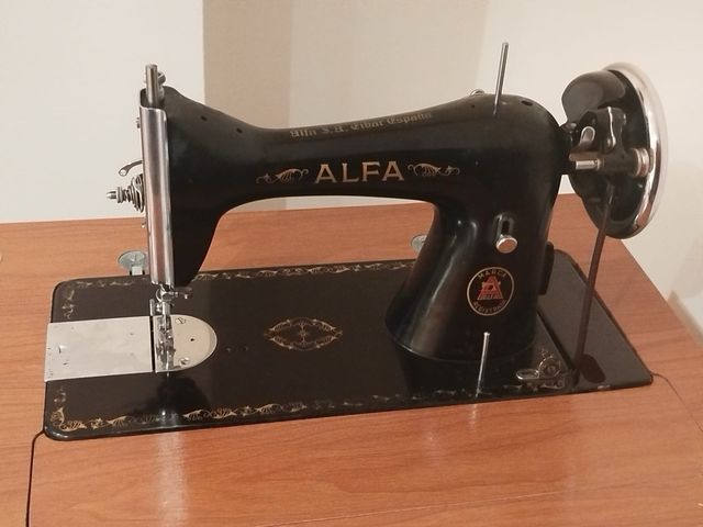 Urge Máquina coser costura Alfa con mueble