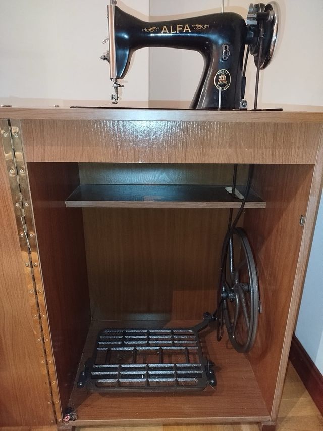 Urge Máquina coser costura Alfa con mueble