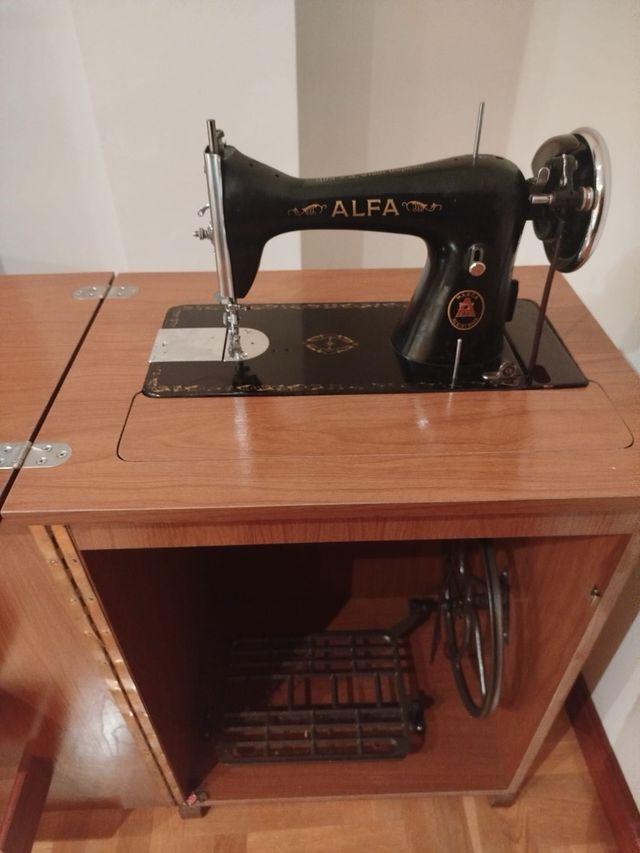 Urge Máquina coser costura Alfa con mueble