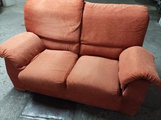 Vendo salón con 2 sofás, mesa baja de madera.