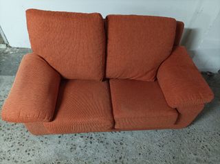 Vendo salón con 2 sofás, mesa baja de madera.