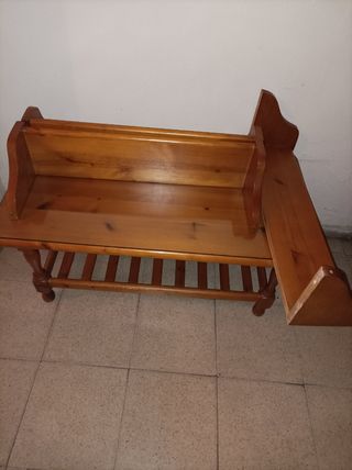 Vendo salón con 2 sofás, mesa baja de madera.