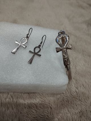 Pulsera plata y pendientes.