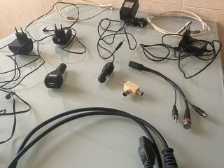 Vários fios/adaptadores e carregadores