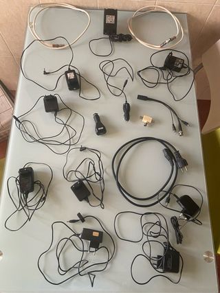 Vários fios/adaptadores e carregadores