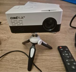CINÉFLIX TM LED MINI PROJECTOR PORTATIL