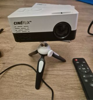 CINÉFLIX TM LED MINI PROJECTOR PORTATIL
