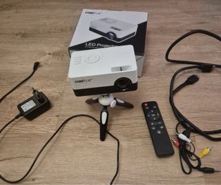 CINÉFLIX TM LED MINI PROJECTOR PORTATIL