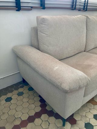 Sofa de tres plazas de tela color crudo