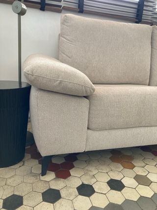 Sofa de tres plazas de tela color crudo