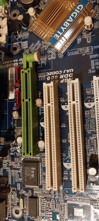 Placa madre AGP 8x DDR 400, ATI 9250