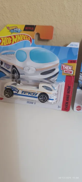 2 Hot wheels