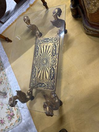 Mesa baja de centro con patas de dragones alados