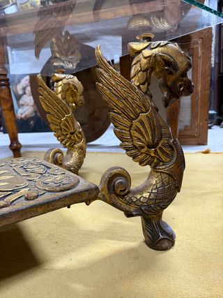 Mesa baja de centro con patas de dragones alados