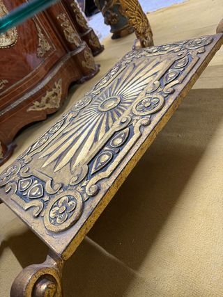 Mesa baja de centro con patas de dragones alados