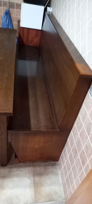 Panche in legno con tavolo
