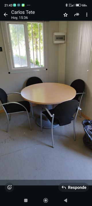 Sillas y mesa redonda. Son tres sillas.