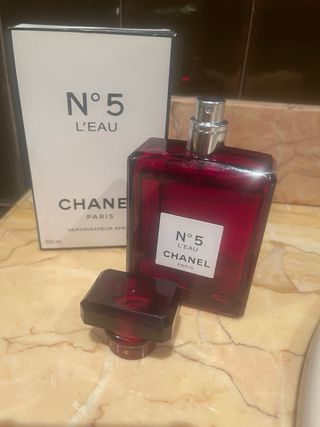 Chanel numero 5 botella roja