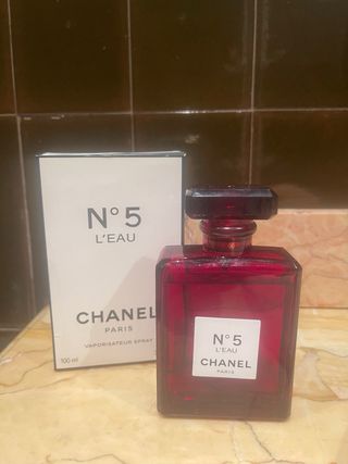 Chanel numero 5 botella roja