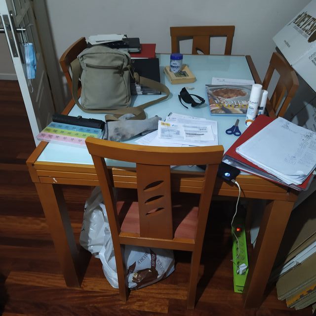 MESA DE SALON 4 SILLAS TAPIZADAS